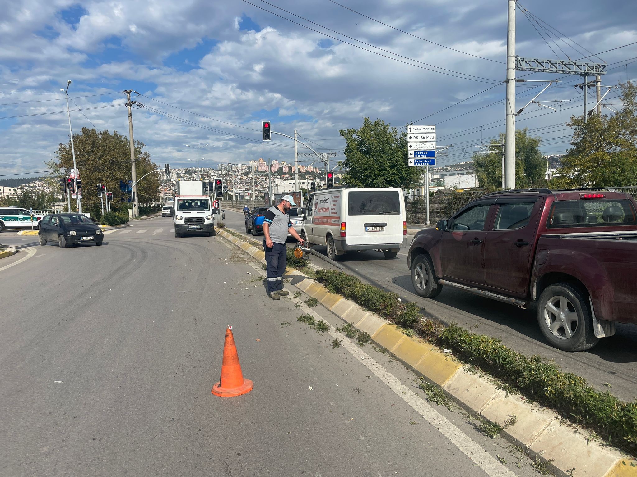 İzmit’te Yeşil Alanlarda Sonbahar Bakımı Başladı