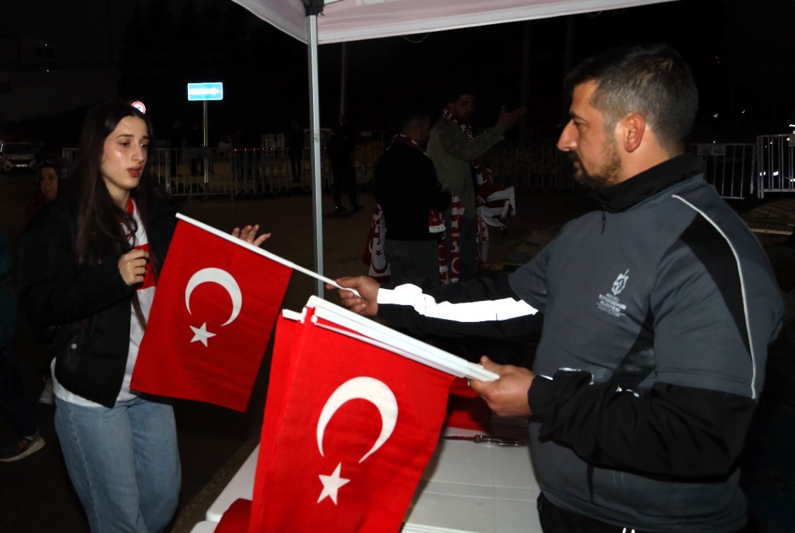 Kocaeli Büyükşehir’den Milli Maça Kırmızı-Beyaz Destek