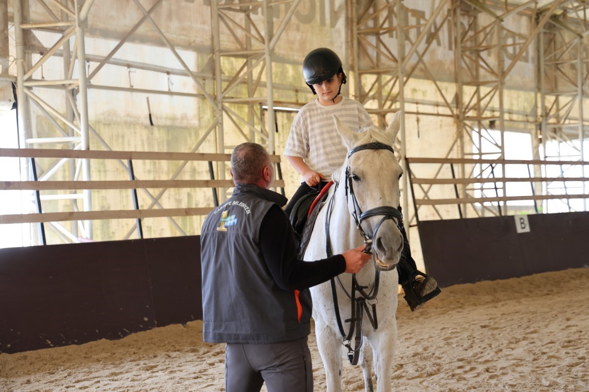 Minik Biniciler Ara Tatilde Atlarla Buluştu