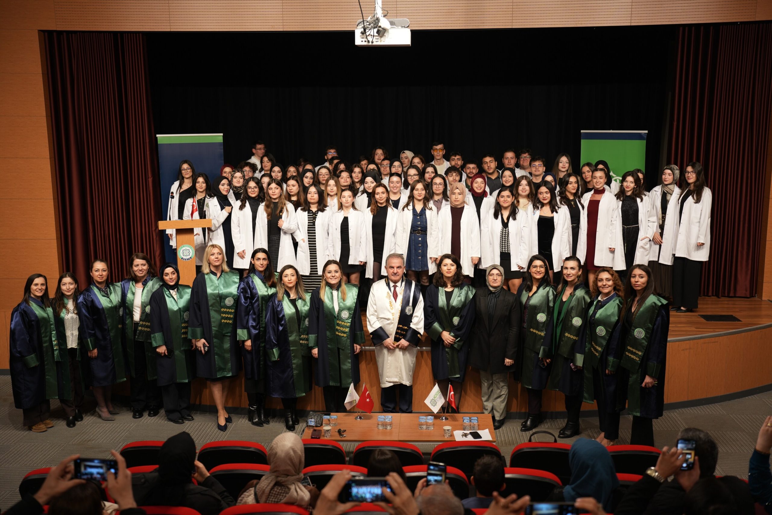 Geleceğin Sağlık Çalışanları İlk Önlüklerini Törenle Giydi