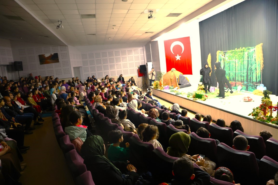 Kartepe’de miniklere eğlenceli tiyatro buluşması