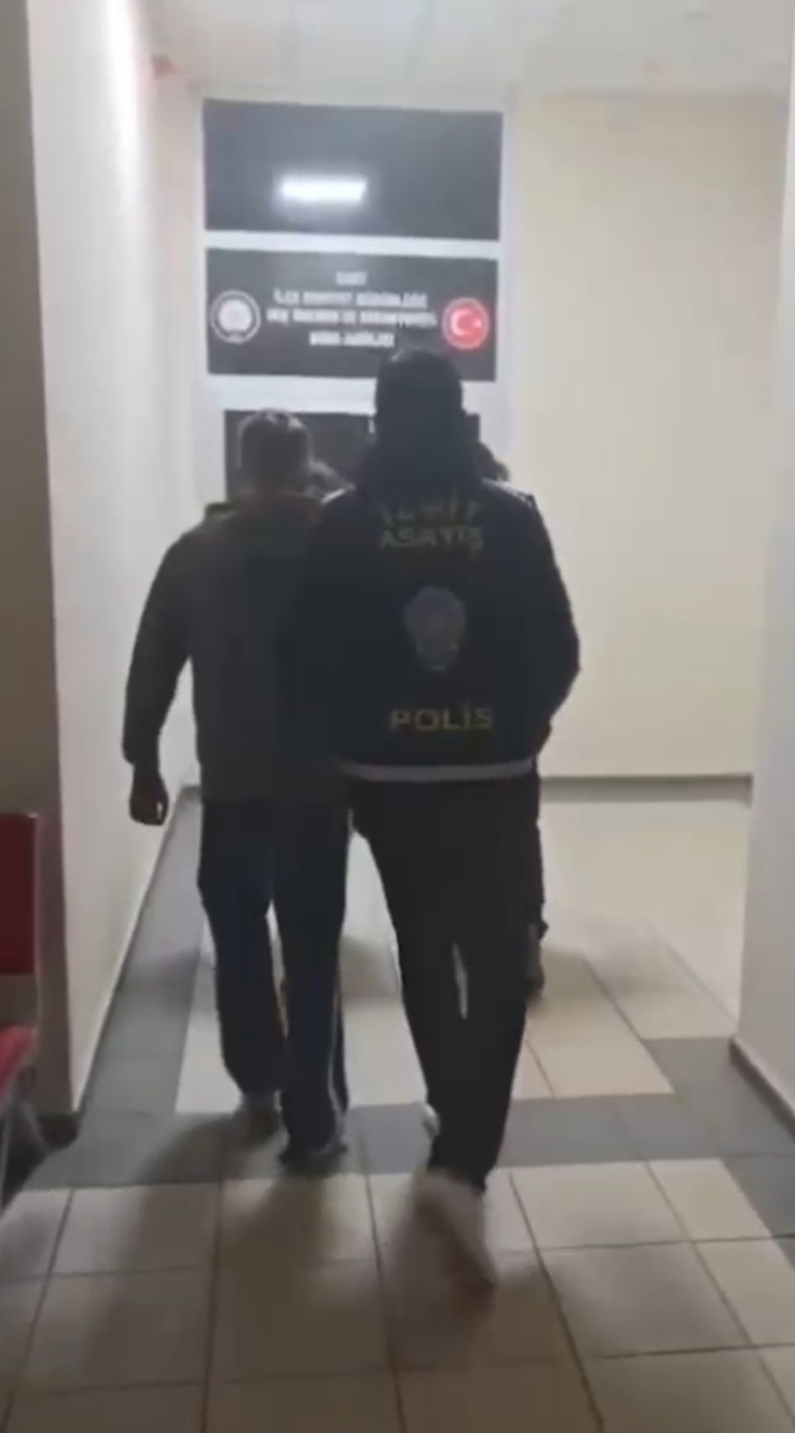 Kocaeli’de duvarlara yasa dışı bahis reklamı yazan iki kişi yakalandı