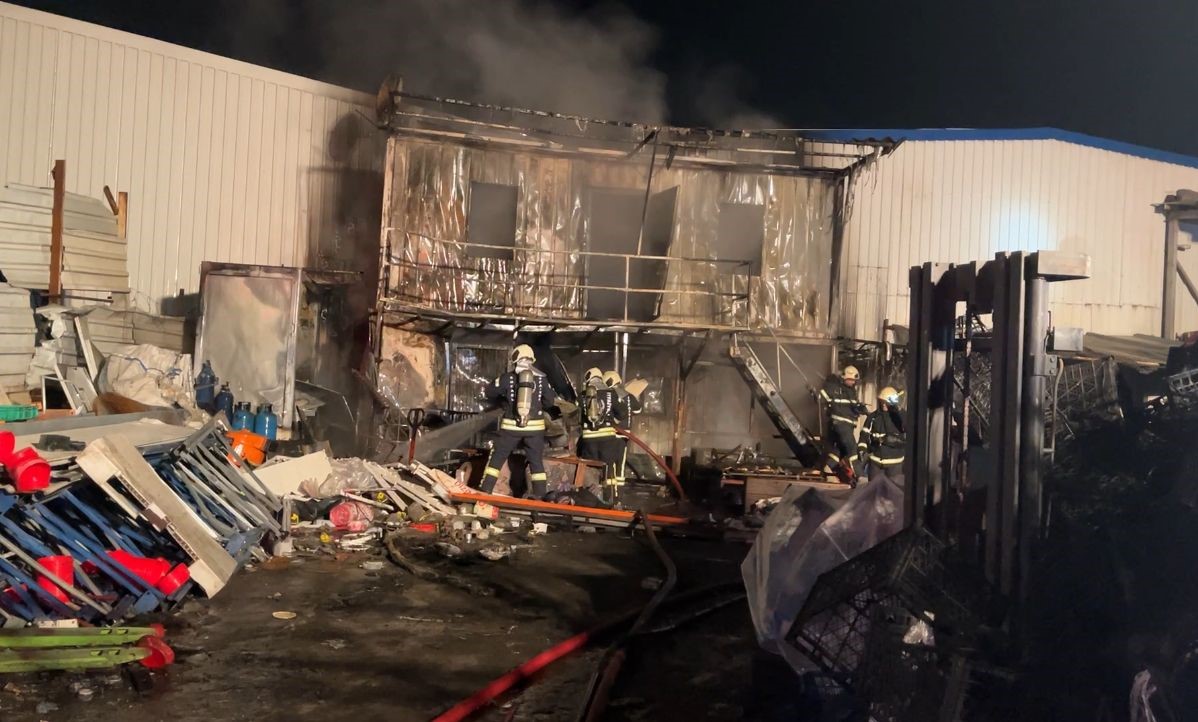 Gebze’de Geri Dönüşüm Tesisinde Çıkan Yangında Bir İşçi Yaralandı