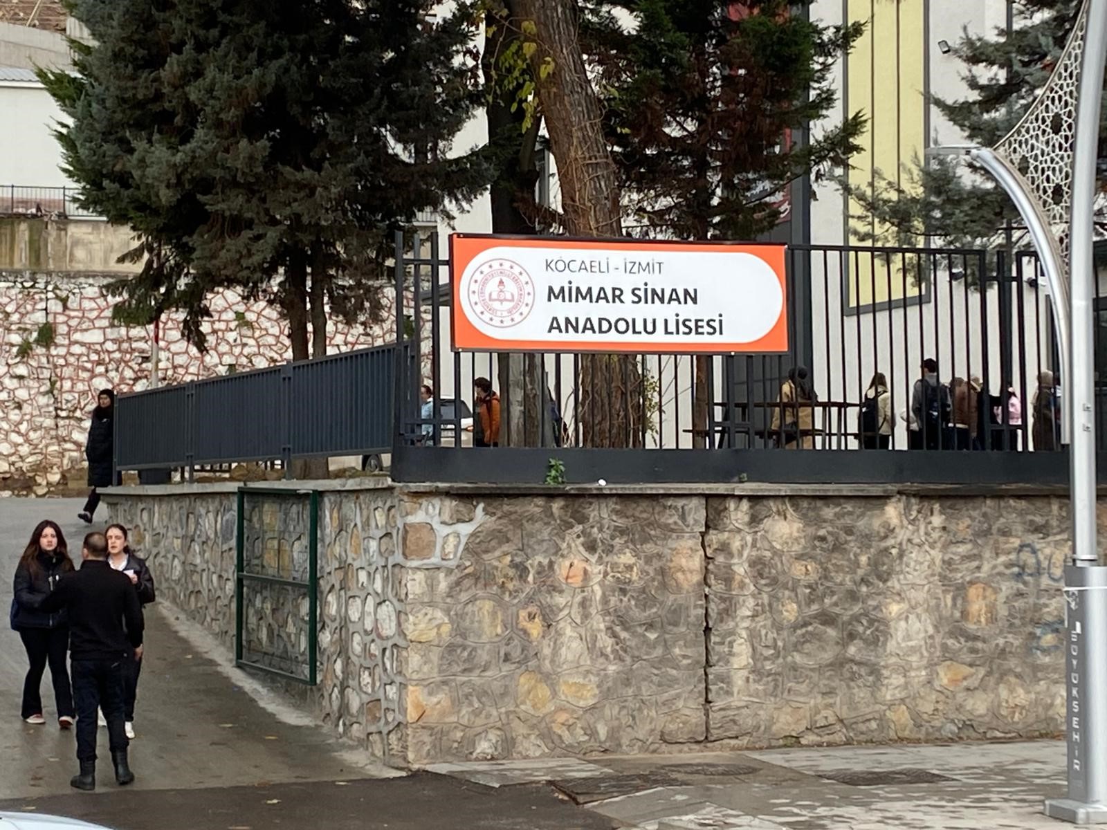 Lisede 3’üncü kattan düşen öğrenci ağır yaralandı