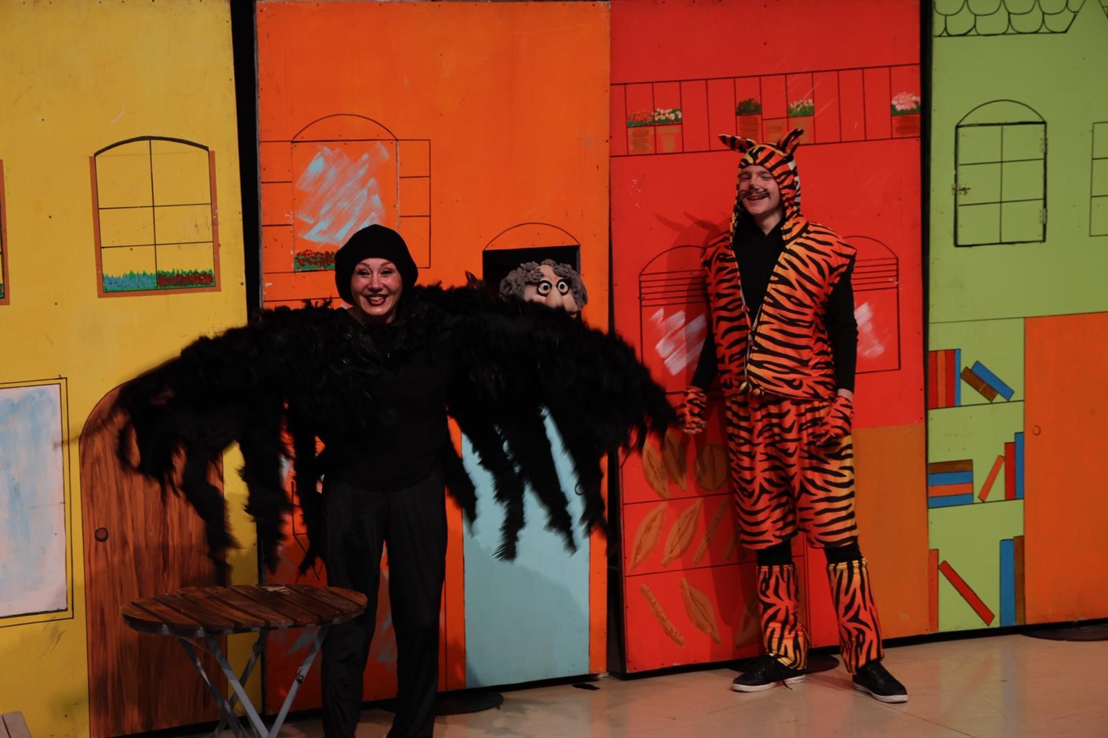 Gebze’de Çocuklar Tiyatroyla Buluştu: “Renkli Çoraplı Kuzgun” Sahnedeydi