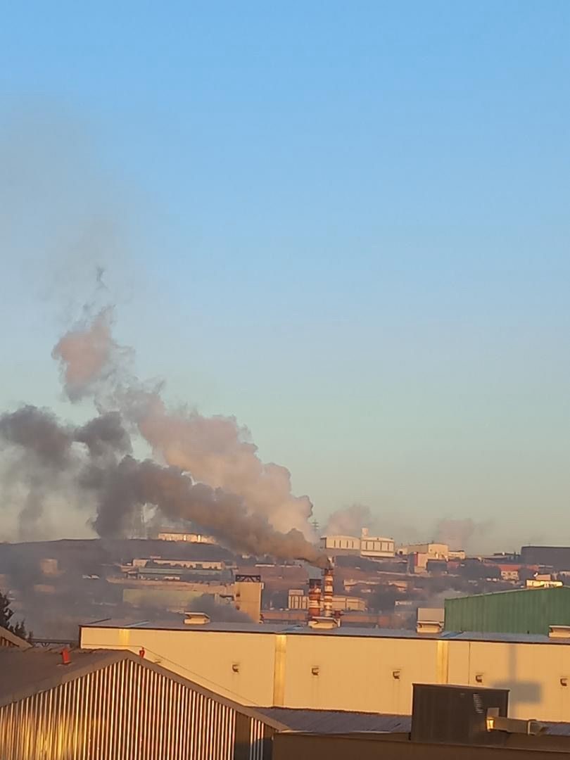 Dilovası’nda fabrika bacasından yükselen yoğun duman endişe yarattı