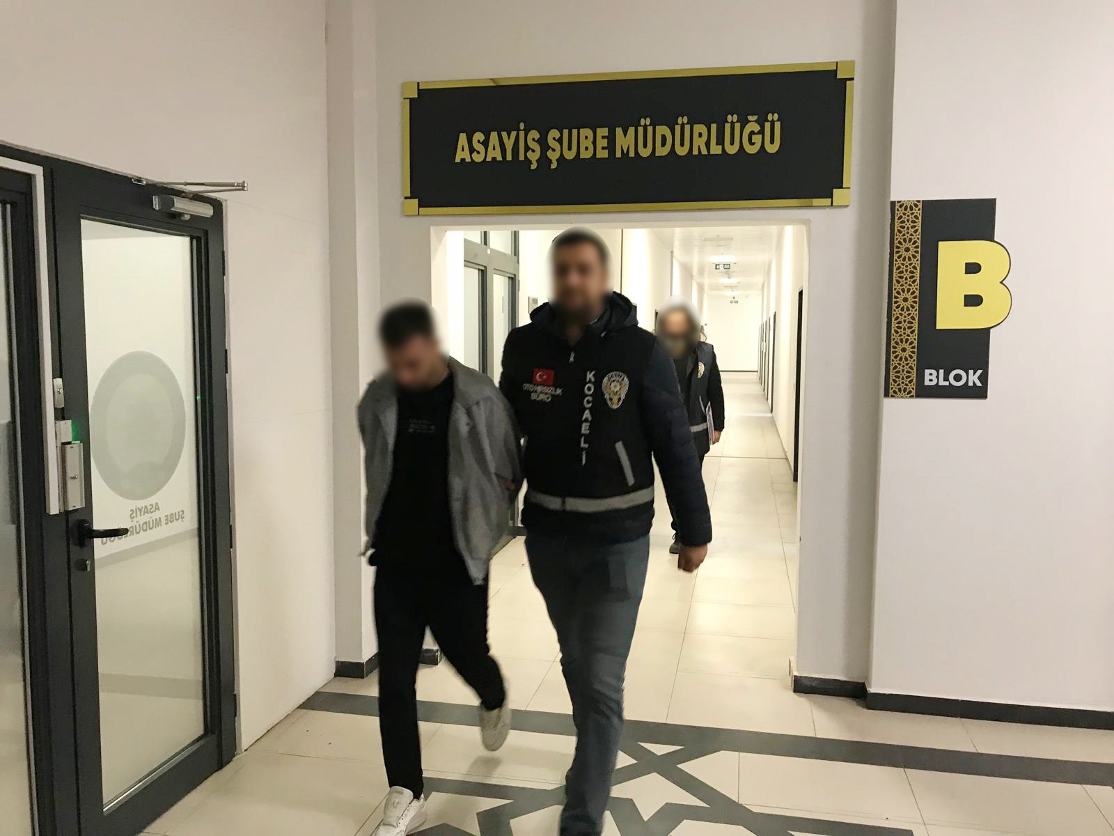 İttikleri otomobili çalıştırmaya çalışırken yakalandılar