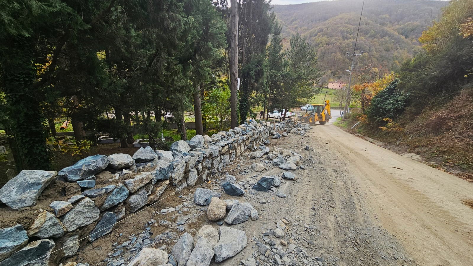 Büyükşehir’den mezarlıklara 6 bin metreküp taş duvar