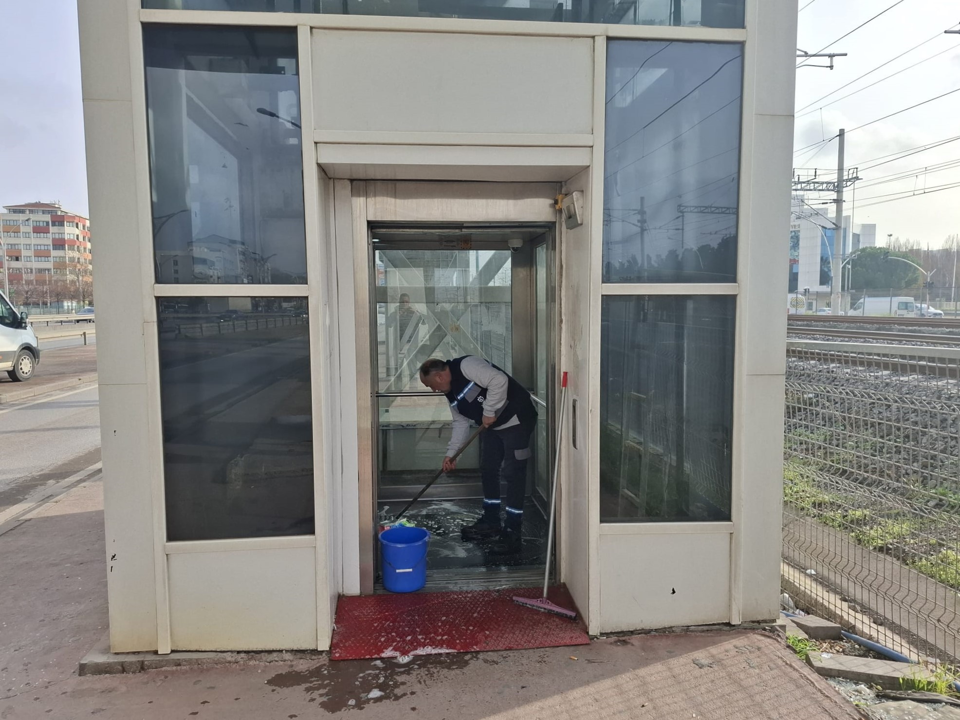 Üst geçit asansörlerinde hijyen seferberliği