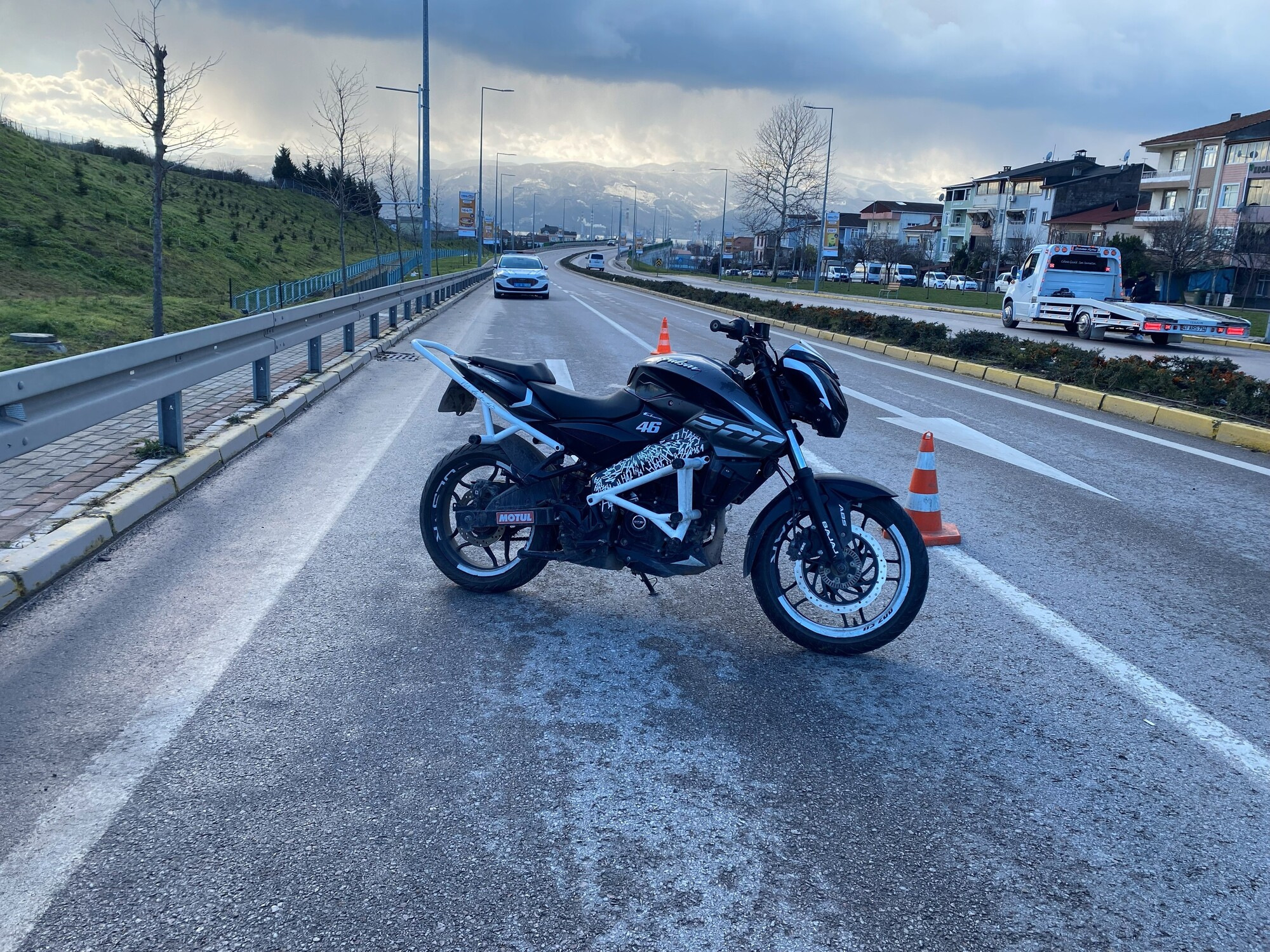 Çevirmeden kaçan motosikletli trafik polisini yaraladı