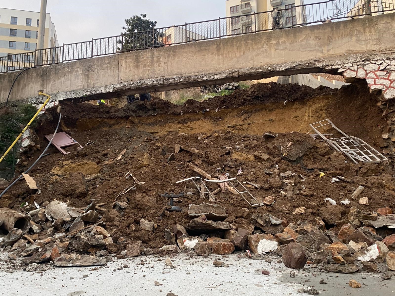 İzmit’te inşaat alanındaki istinat duvarı okul bahçesine çöktü