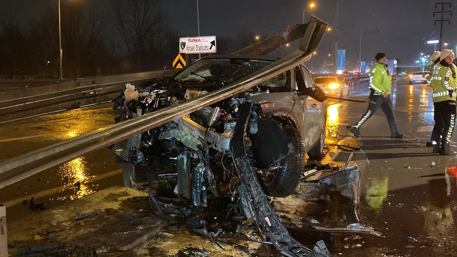 Yan yolda ters manevra kazayla sonuçlandı: Bariyerlere çarpan sürücü yaralandı