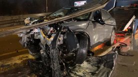 Yan yolda ters manevra kazayla sonuçlandı: Bariyerlere çarpan sürücü yaralandı