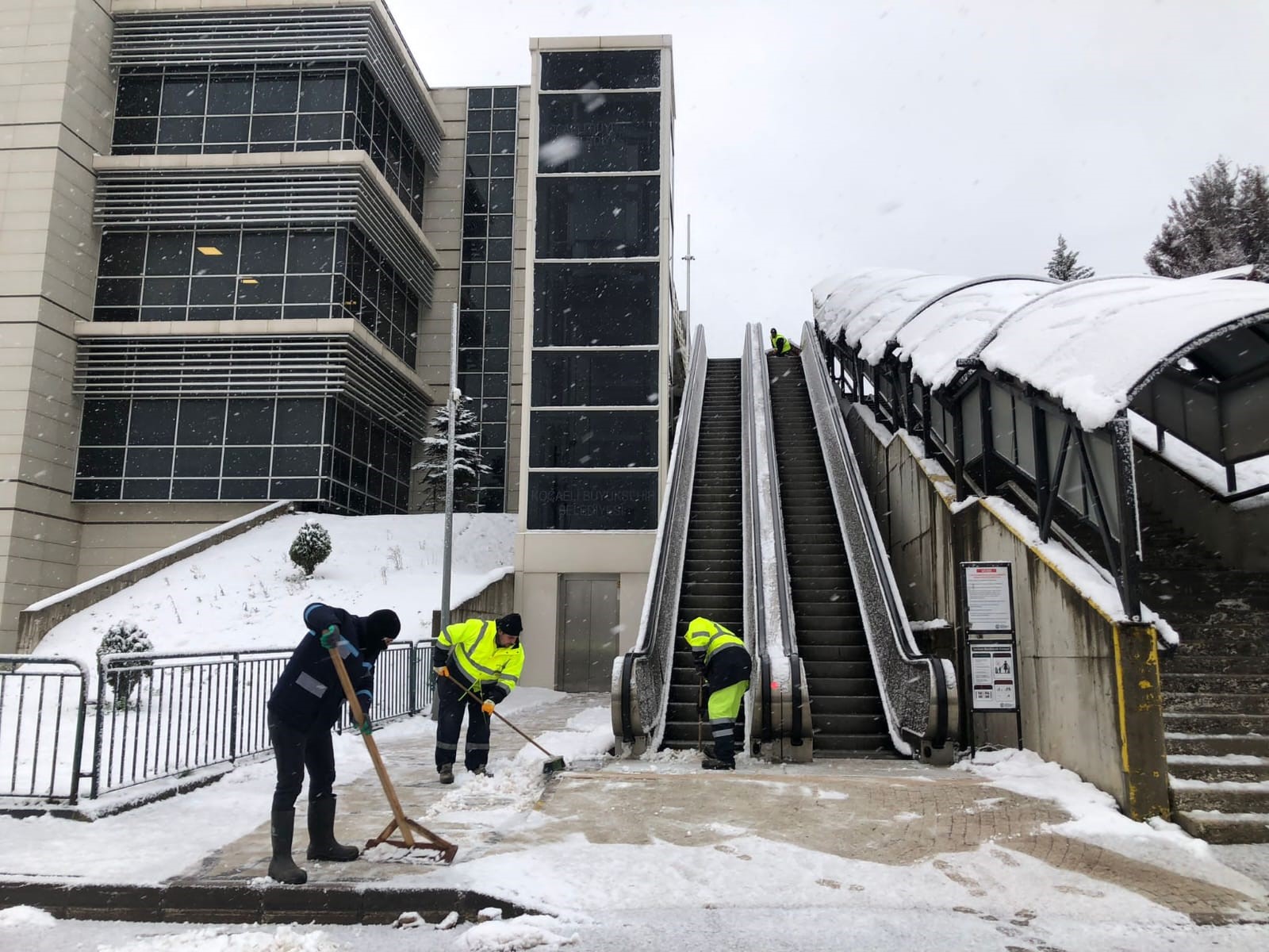 Kocaeli’de kar mesaisi: 1.200 personel ve 354 araç sahada