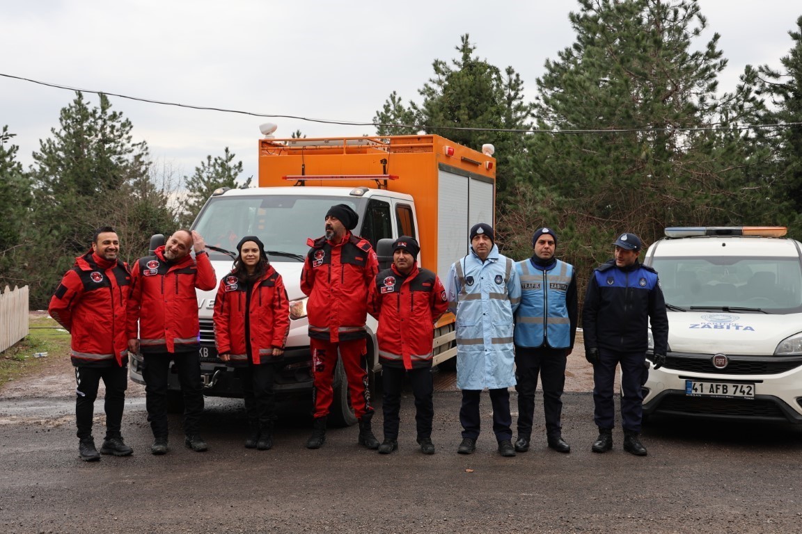 Kartepe yolunda sürücülere kış lastiği ve güvenli sürüş hatırlatması