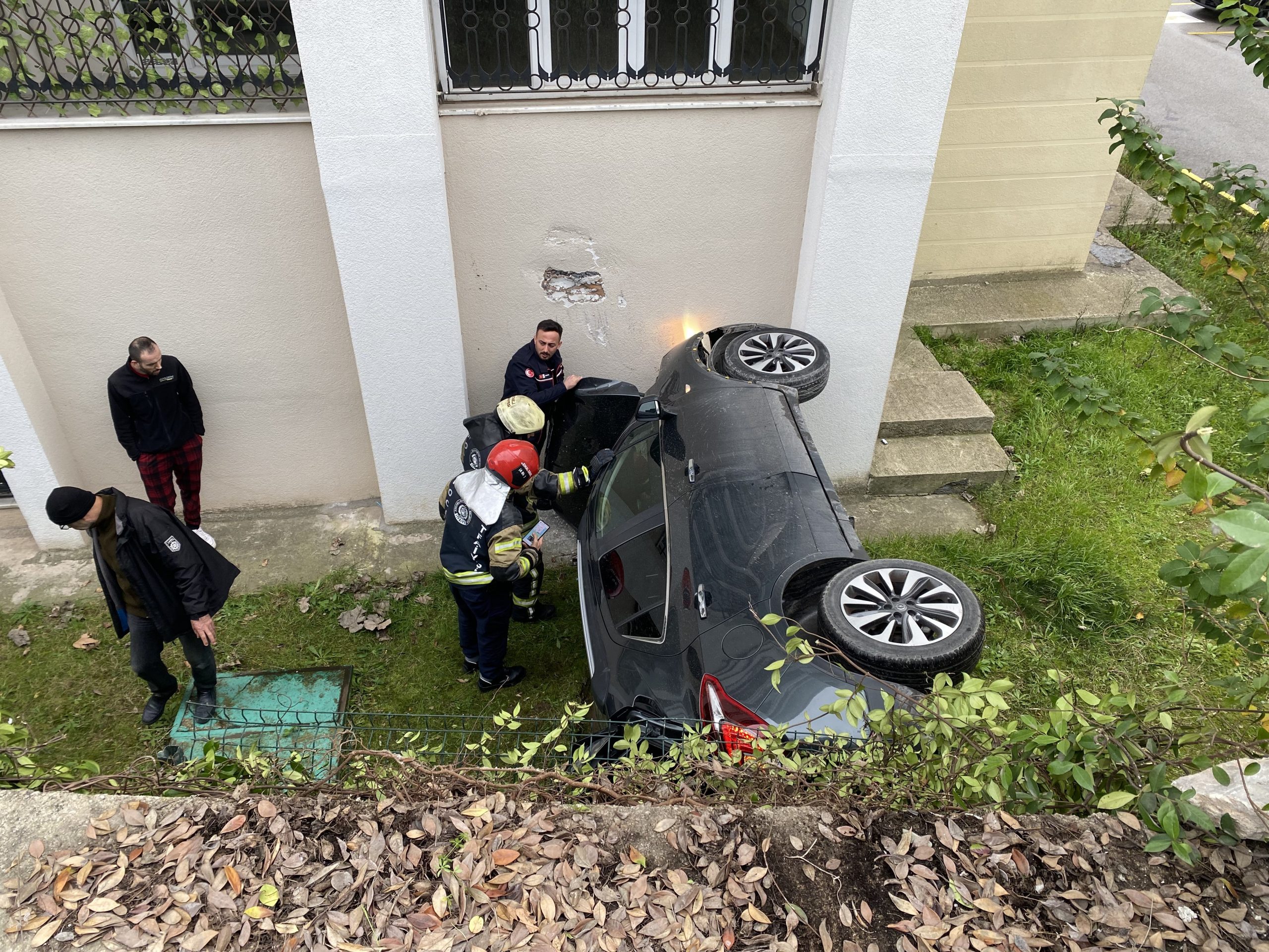 Derince’de geri manevra faciası: Anne ve kızı hastaneye kaldırıldı