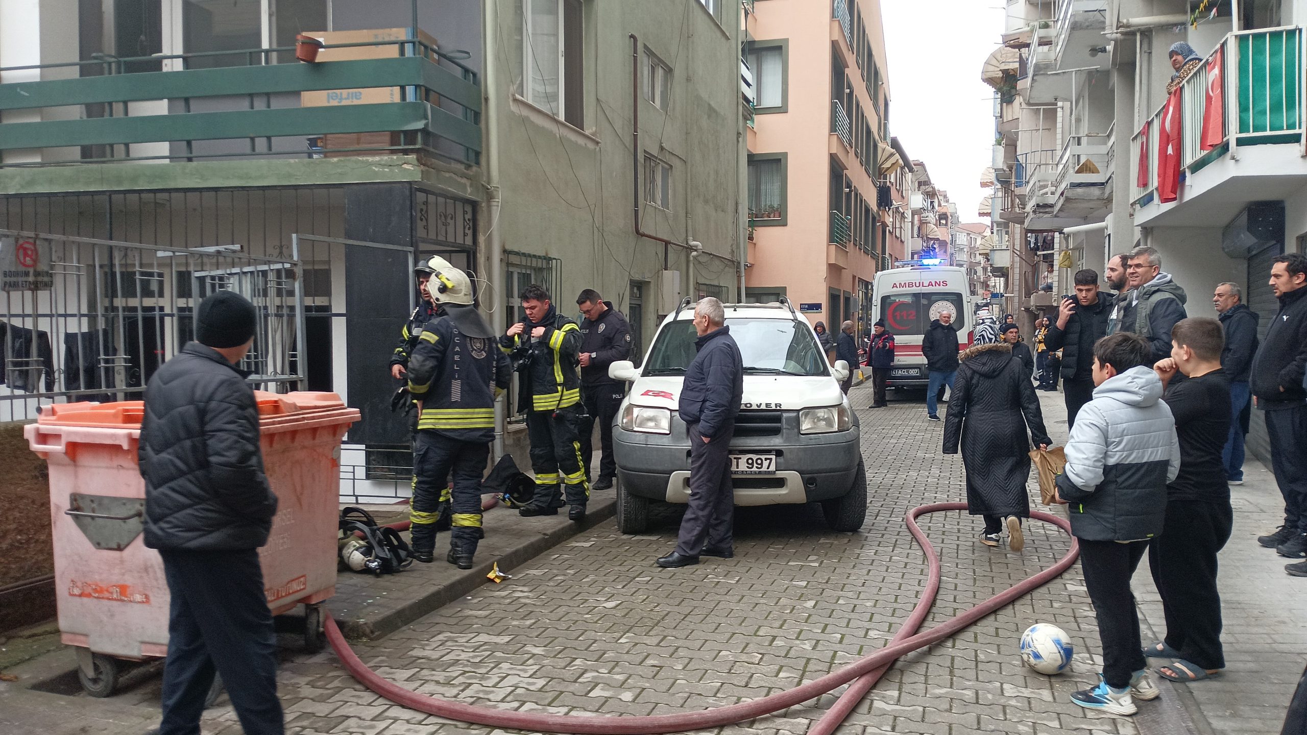 Karamürsel’de tersane işçilerinin kaldığı dairede yangın çıktı