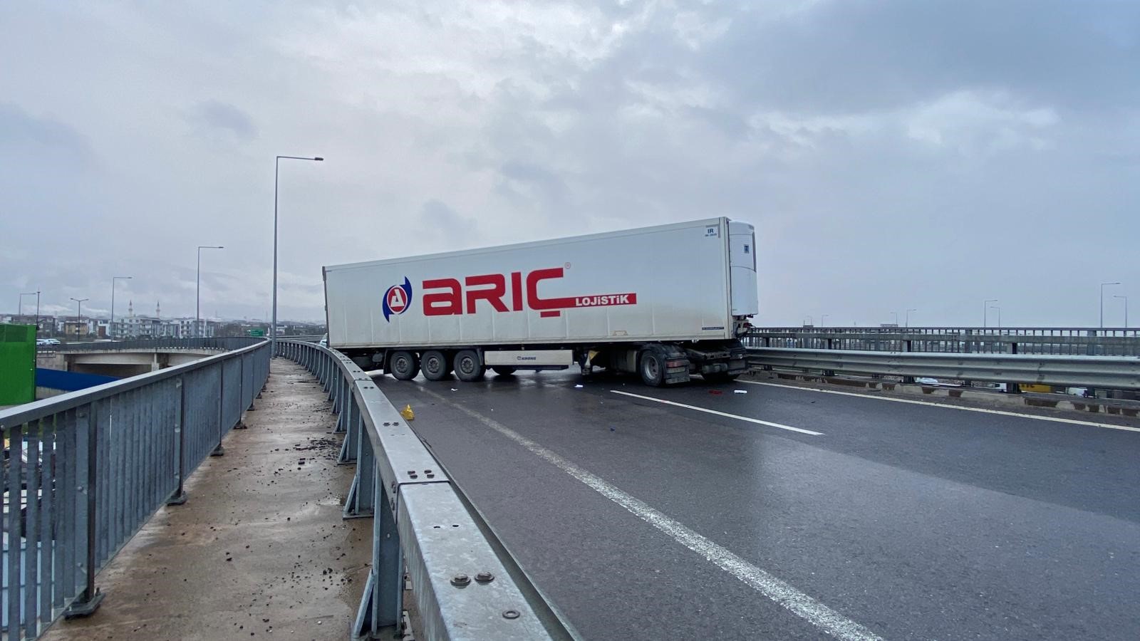 Sağanak kazaya neden oldu: Kuzey Marmara bağlantı yolunda tır makasladı
