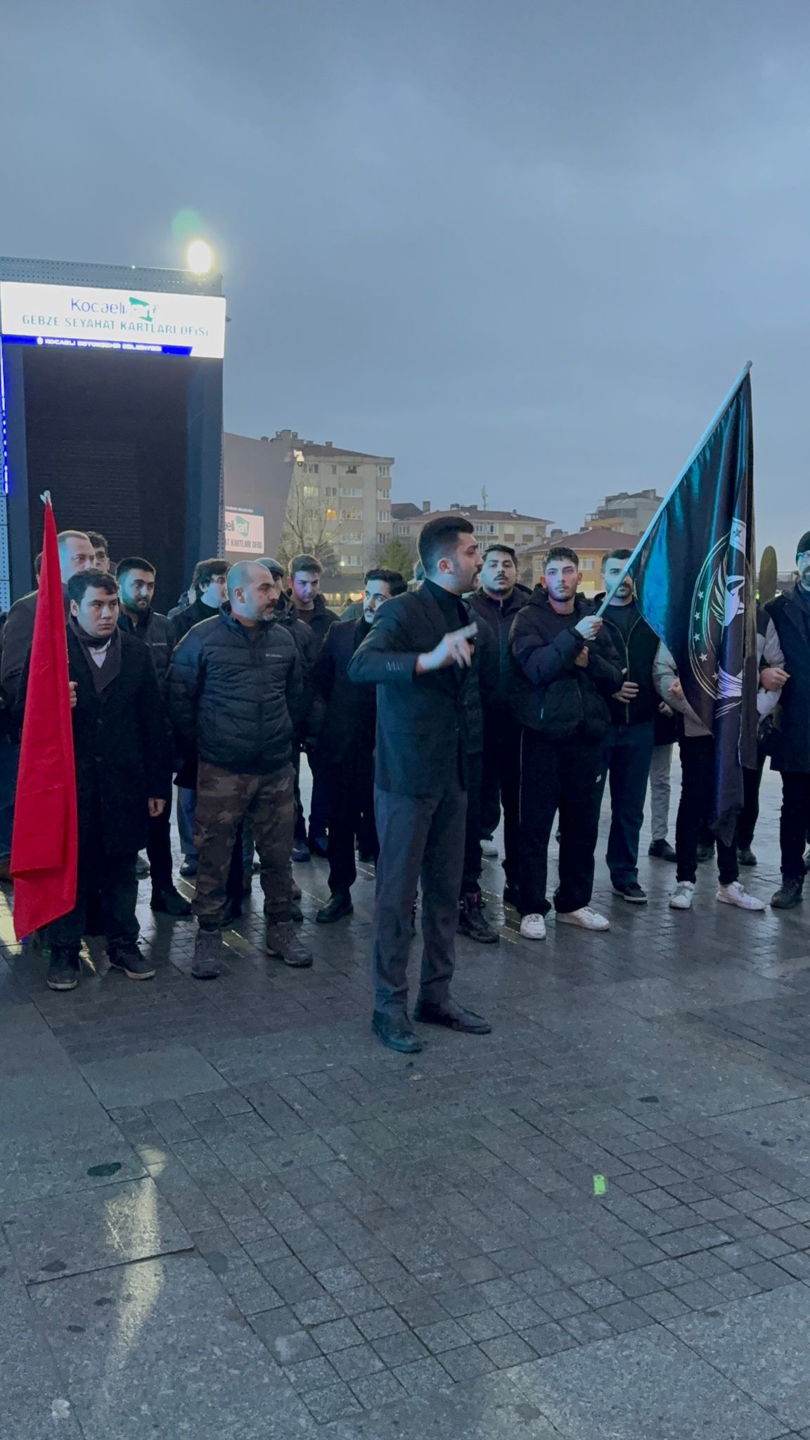 Gebze Kent Meydanı’nda DEM Parti açıklaması öncesi gerginlik yaşandı