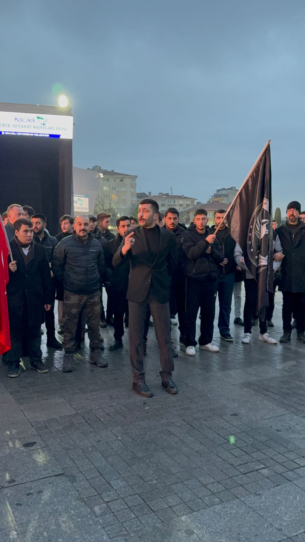 Gebze Kent Meydanı’nda DEM Parti açıklaması öncesi gerginlik yaşandı