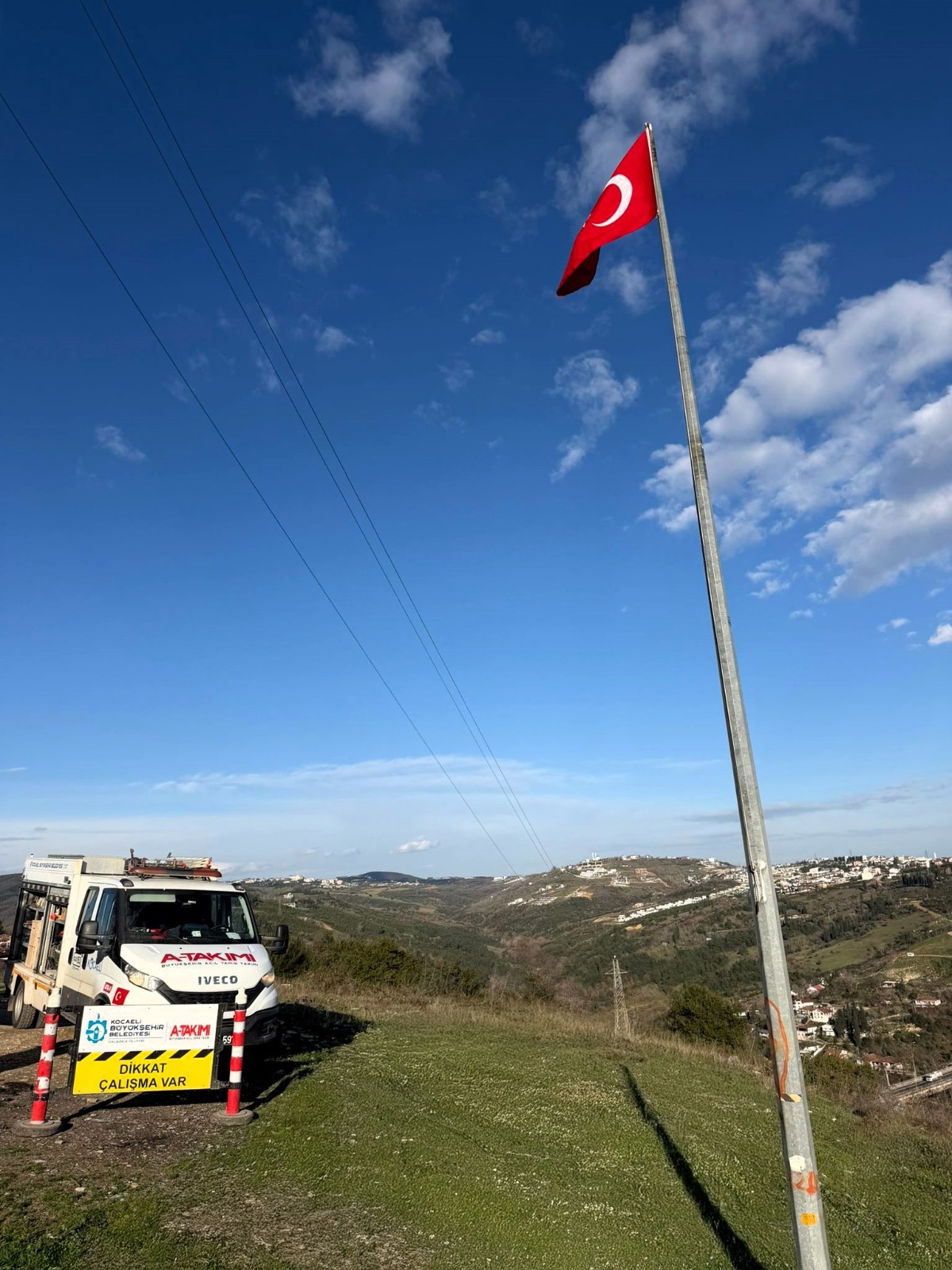 Yıpranan Türk bayrağı Büyükşehir ekiplerince yenilendi
