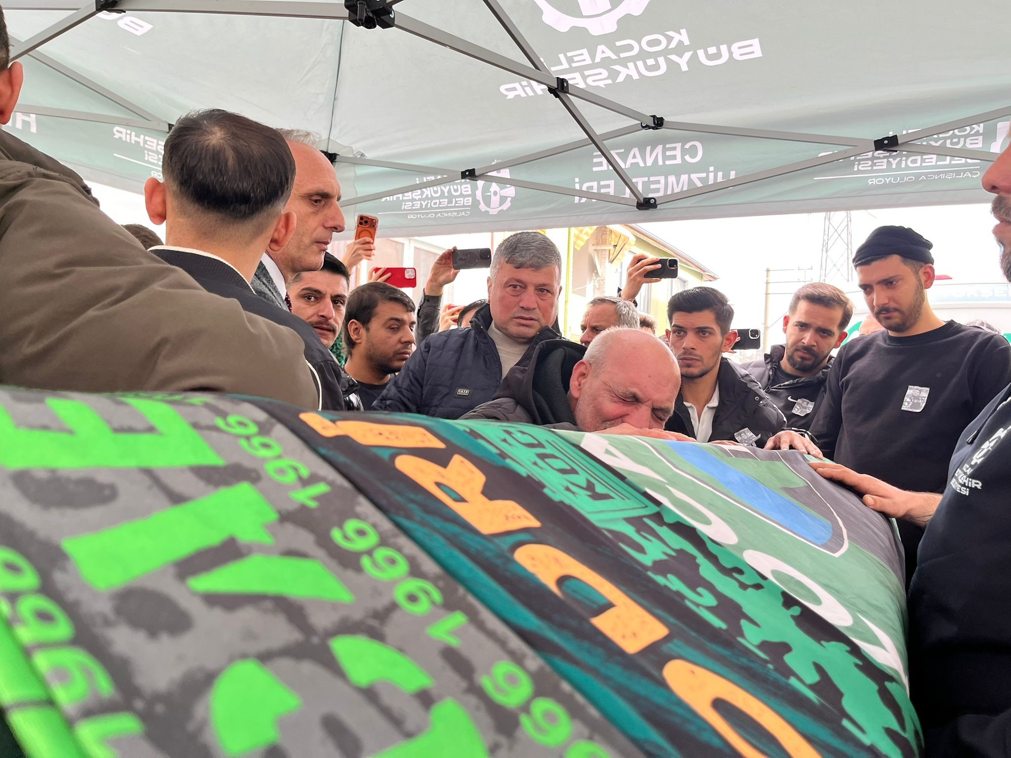 Tribünde yaşanan acı olayda hayatını kaybeden genç taraftar toprağa verildi