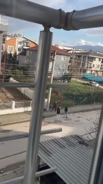 İzmit’te sokakta silah sesleri: çocukların tehlikeli anları kayda girdi