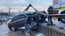 Yağmur faciaya davetiye çıkardı: Otomobil bariyerleri biçti