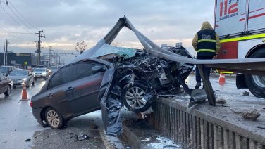 Yağmur faciaya davetiye çıkardı: Otomobil bariyerleri biçti