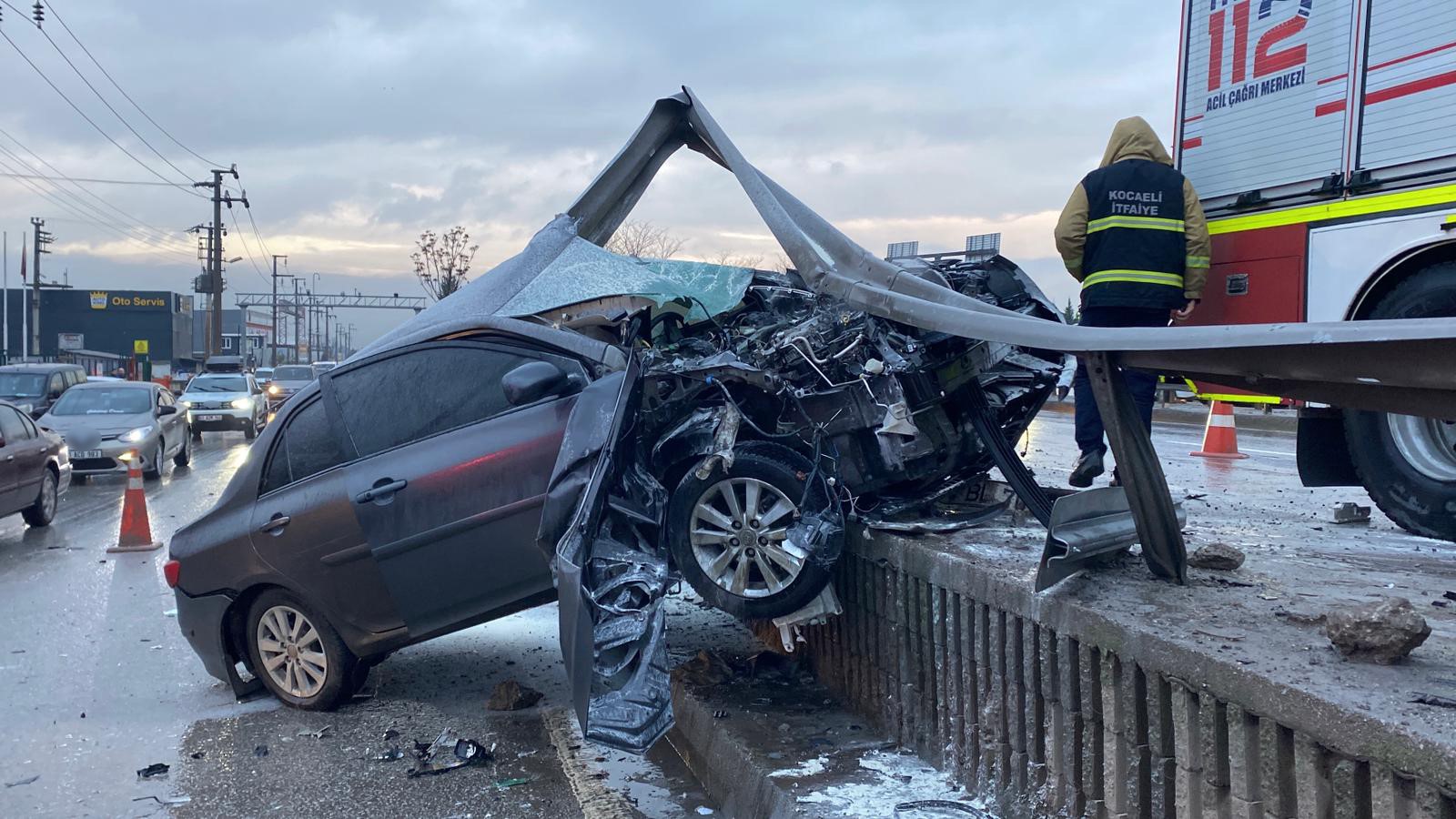 Yağmur faciaya davetiye çıkardı: Otomobil bariyerleri biçti