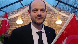 Alman damattan Türk bayrağına anlamlı duruş