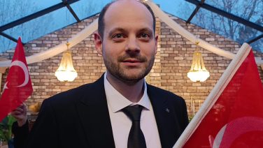 Alman damattan Türk bayrağına anlamlı duruş