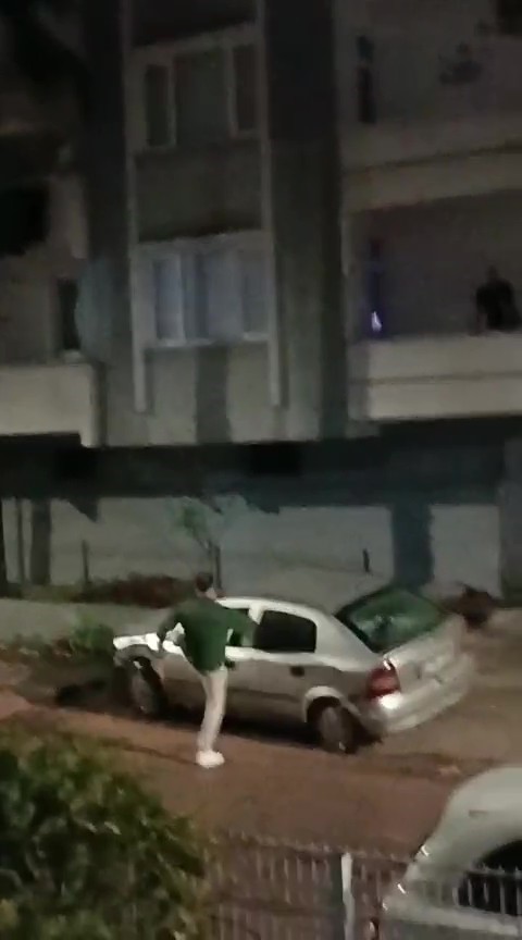 Kocaeli’de Akılalmaz Olay: Hem Çarptı Hem Levyeyle Saldırdı, Giderken Işıklı Çiçek Bıraktı