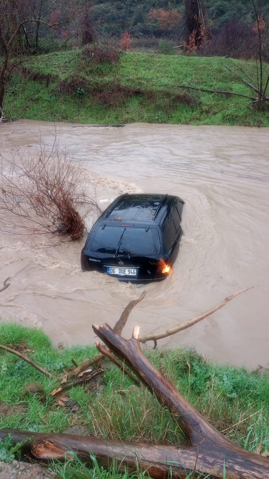 Gebze’de Sel Sularına Kapılan Otomobil Dere Yatağında Ters Dönmüş Halde Bulundu