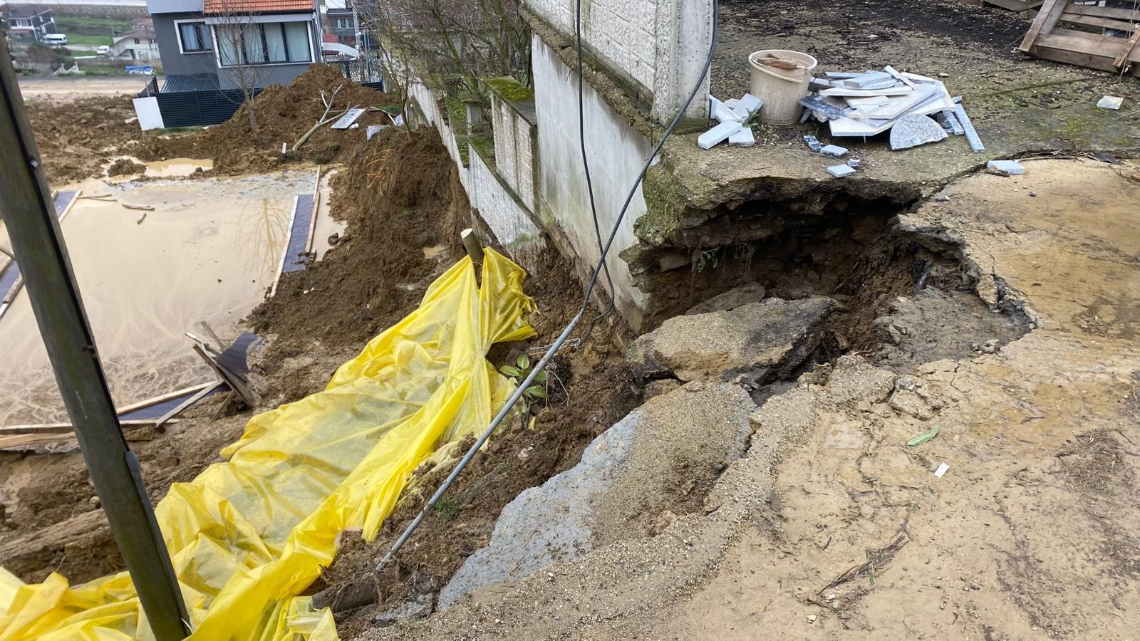İzmit’te İnşaat Kazısında Korkutan Çökme: Yol Gitti, Otopark Hasar Gördü