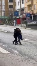 Çayırova’da Gönülleri Isıtan Hareket: Rahatsızlanan Yaşlı Adamın İmdadına Belediye İşçileri Yetişti