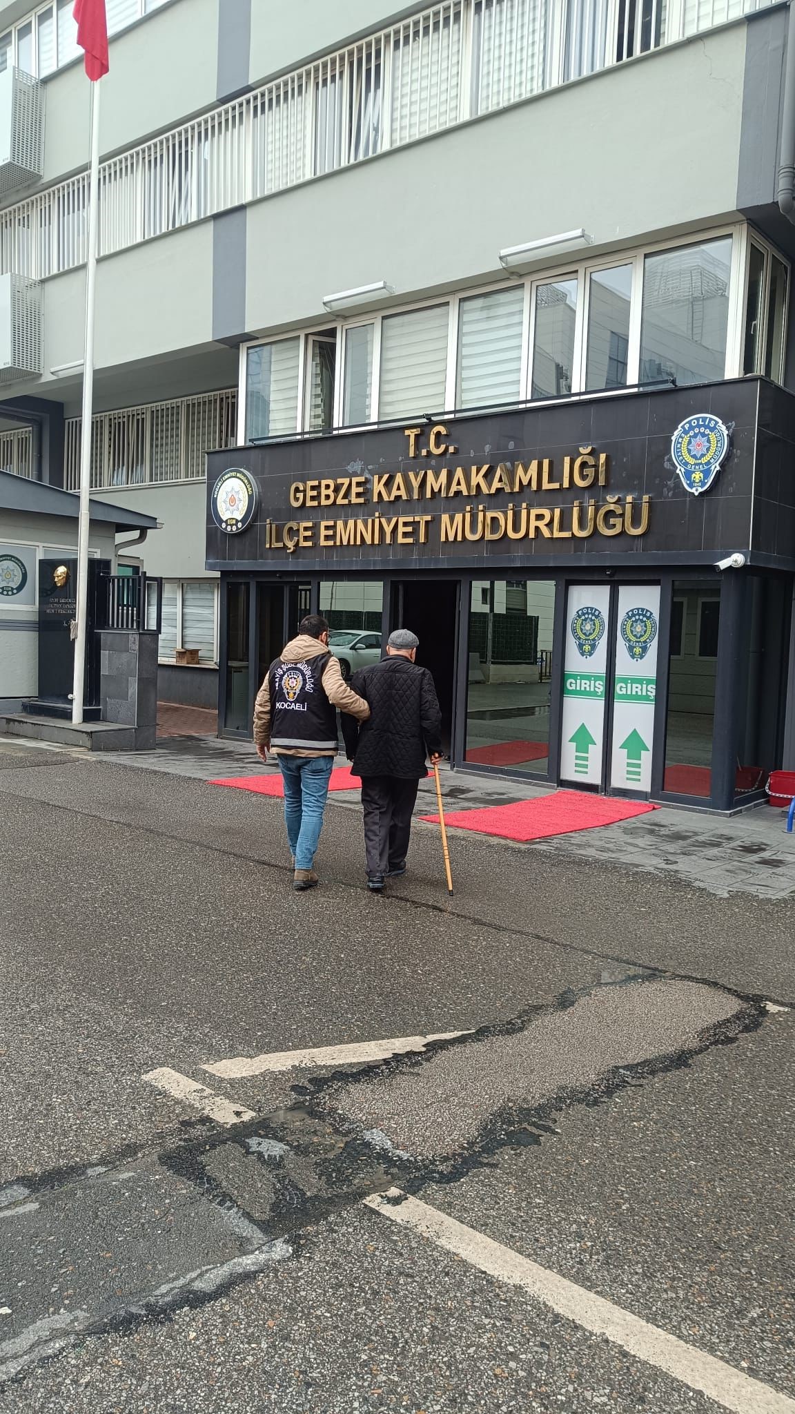 Kocaeli’de Firari Hükümlüye Şafak Operasyonu: Emniyete Bastonuyla Götürüldü
