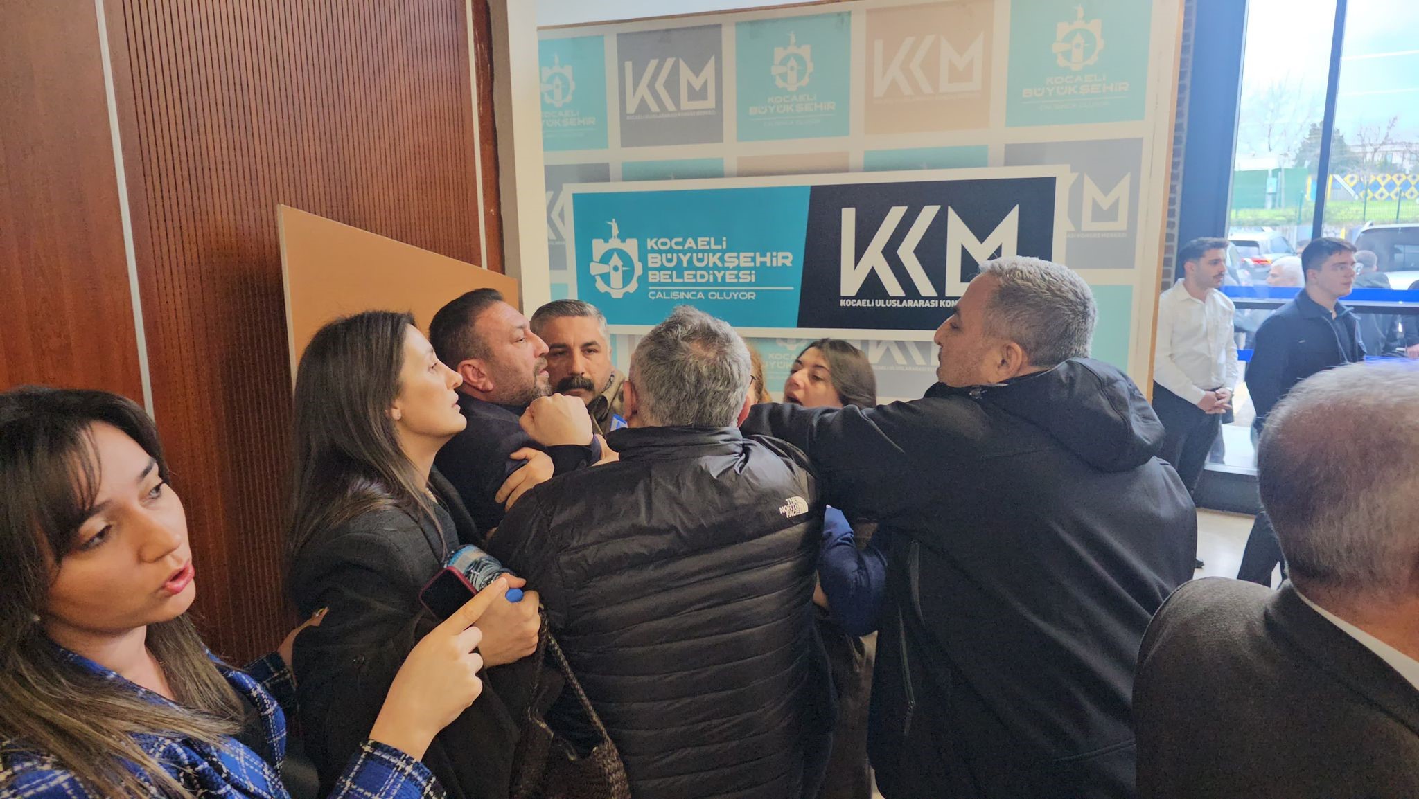 Mecliste Tansiyon Yükseldi: Salon Dışına Taşan Küfürlü Kavga Kamerada