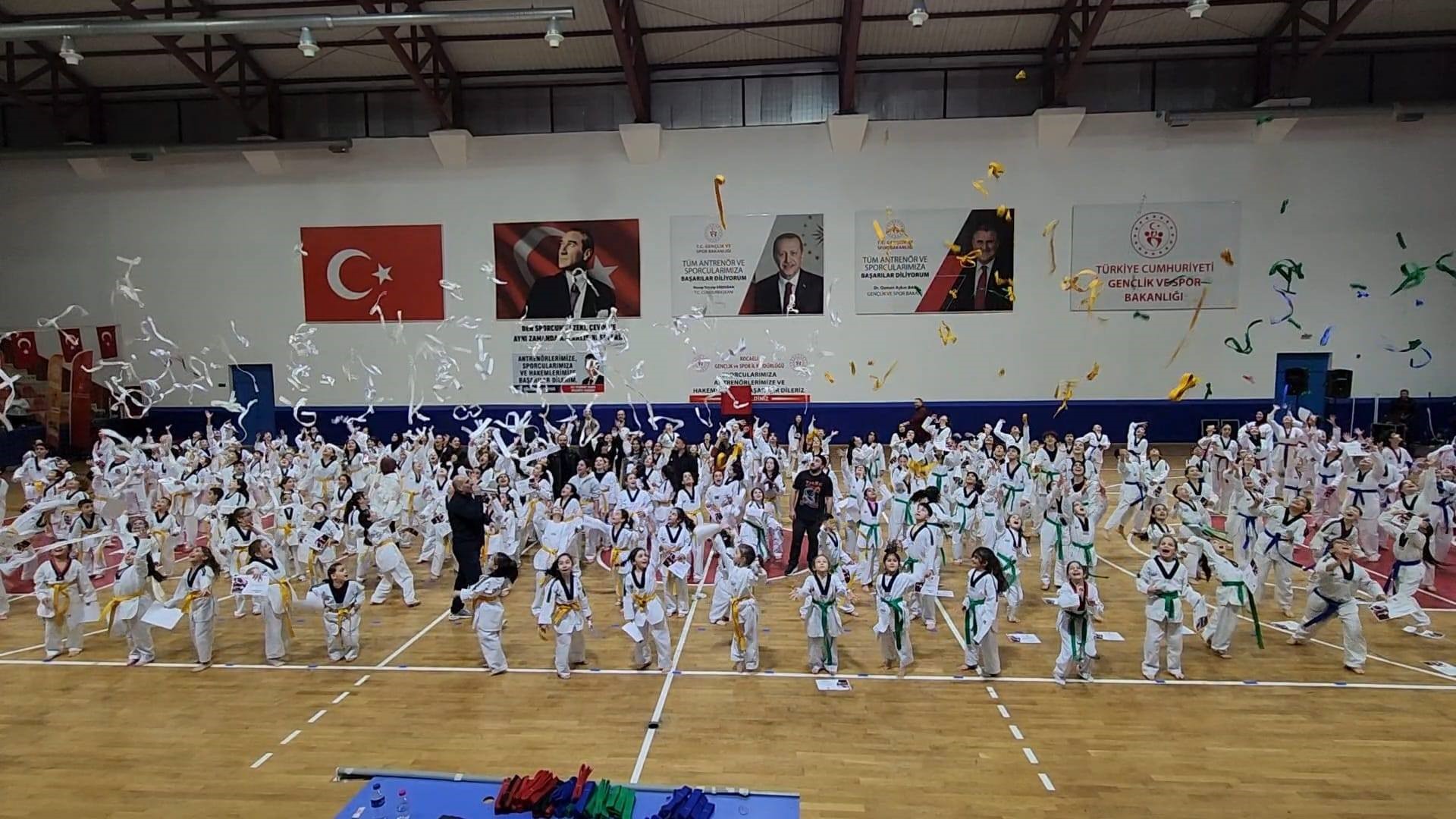 Gölcük’te Tekvando Şöleni: 470 Genç Yetenek Üst Kuşağa Yükseldi