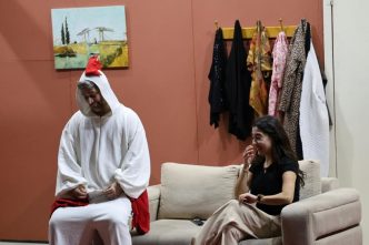 Kartepe’de Tiyatro Rüzgarı: “Git Başımdan” İzleyenleri Kahkahaya Boğdu