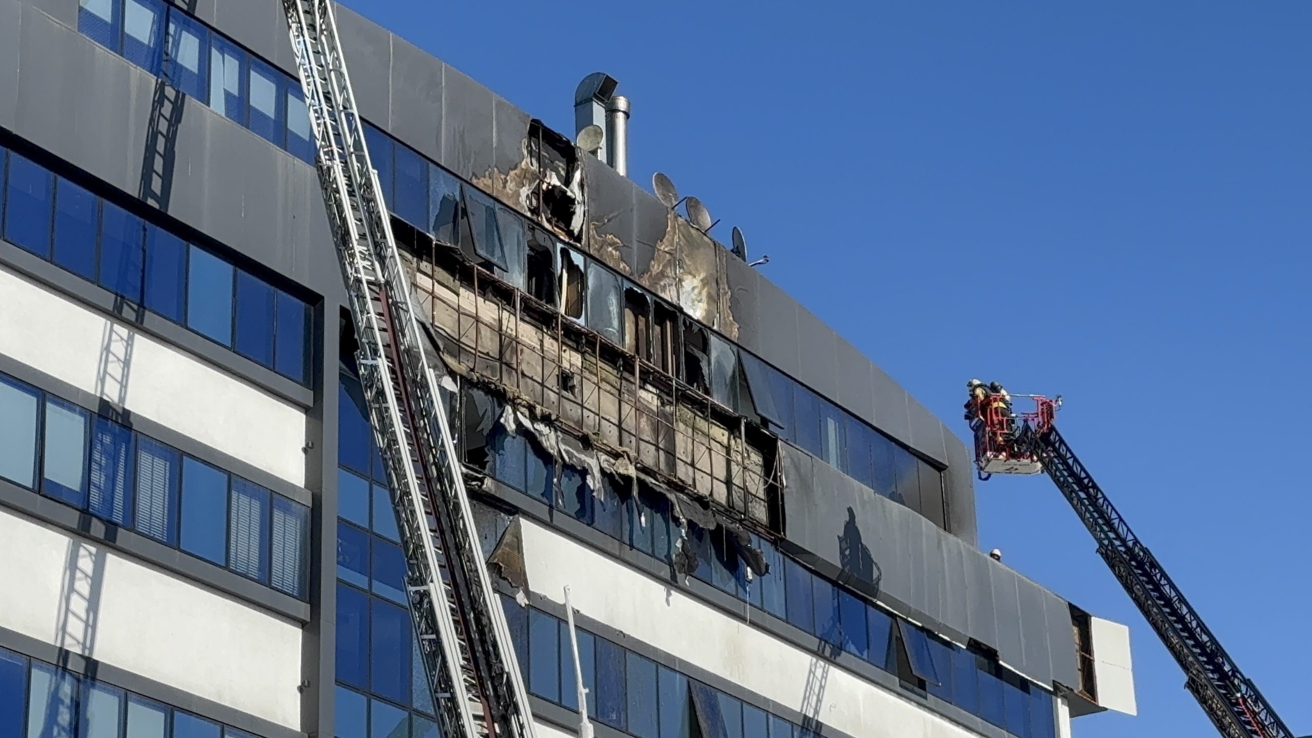 Gebze’de Korkutan Yangın: 7 Katlı İş Merkezinin Dış Cephesi Alev Aldı
