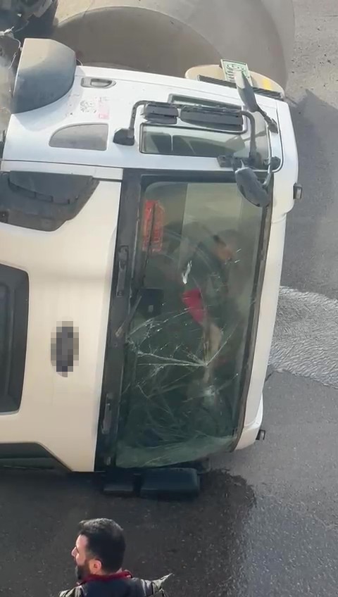 Şekerpınar Gişelerinde Korkutan Kaza: Sürücü Balyozla Hayata Tutundu