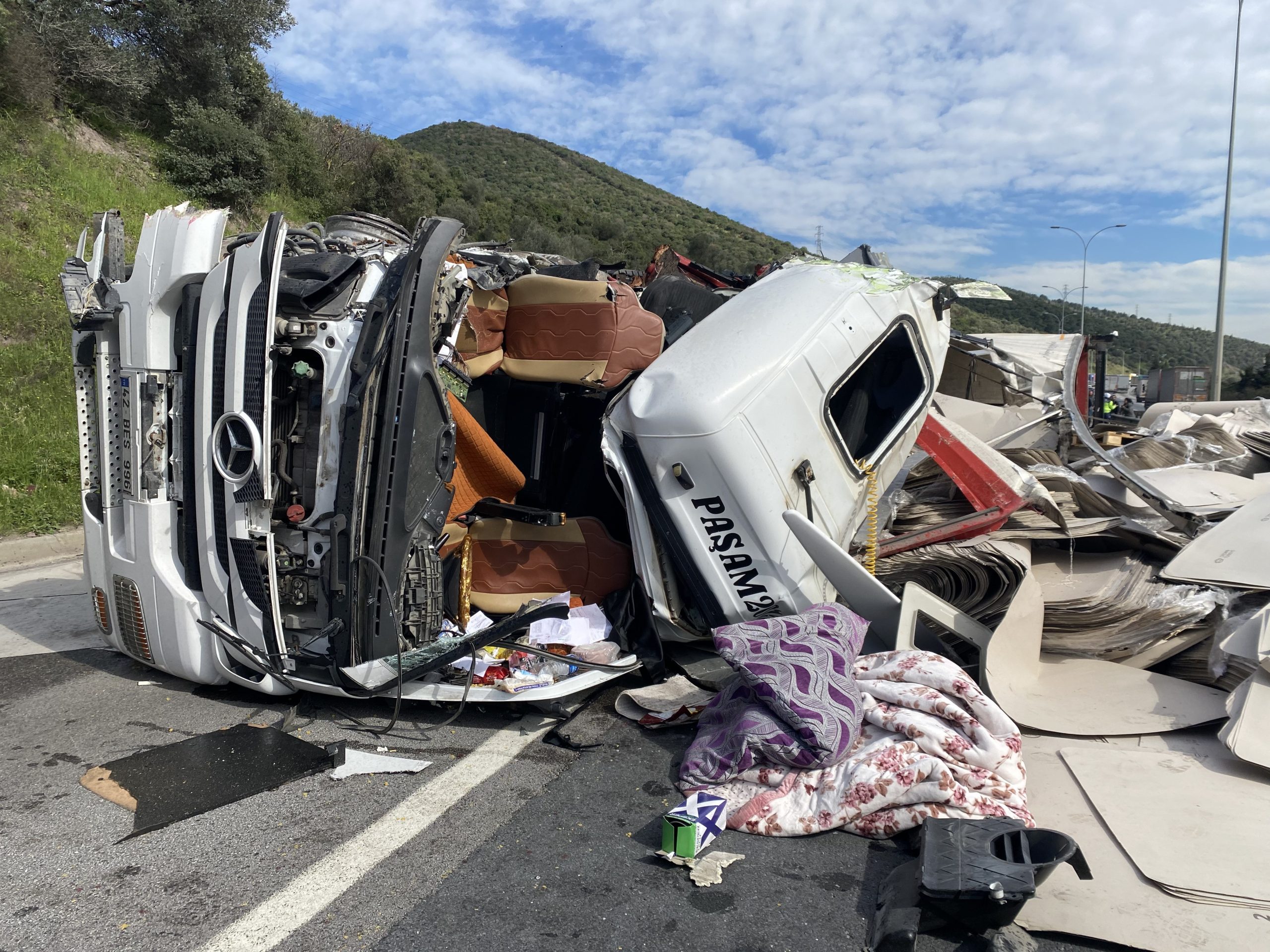 TEM’de Devrilen Tır Trafiği Felç Etti