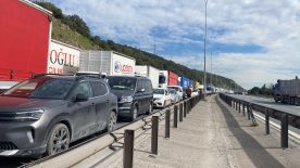 TEM’de Devrilen Tır Trafiği Felç Etti