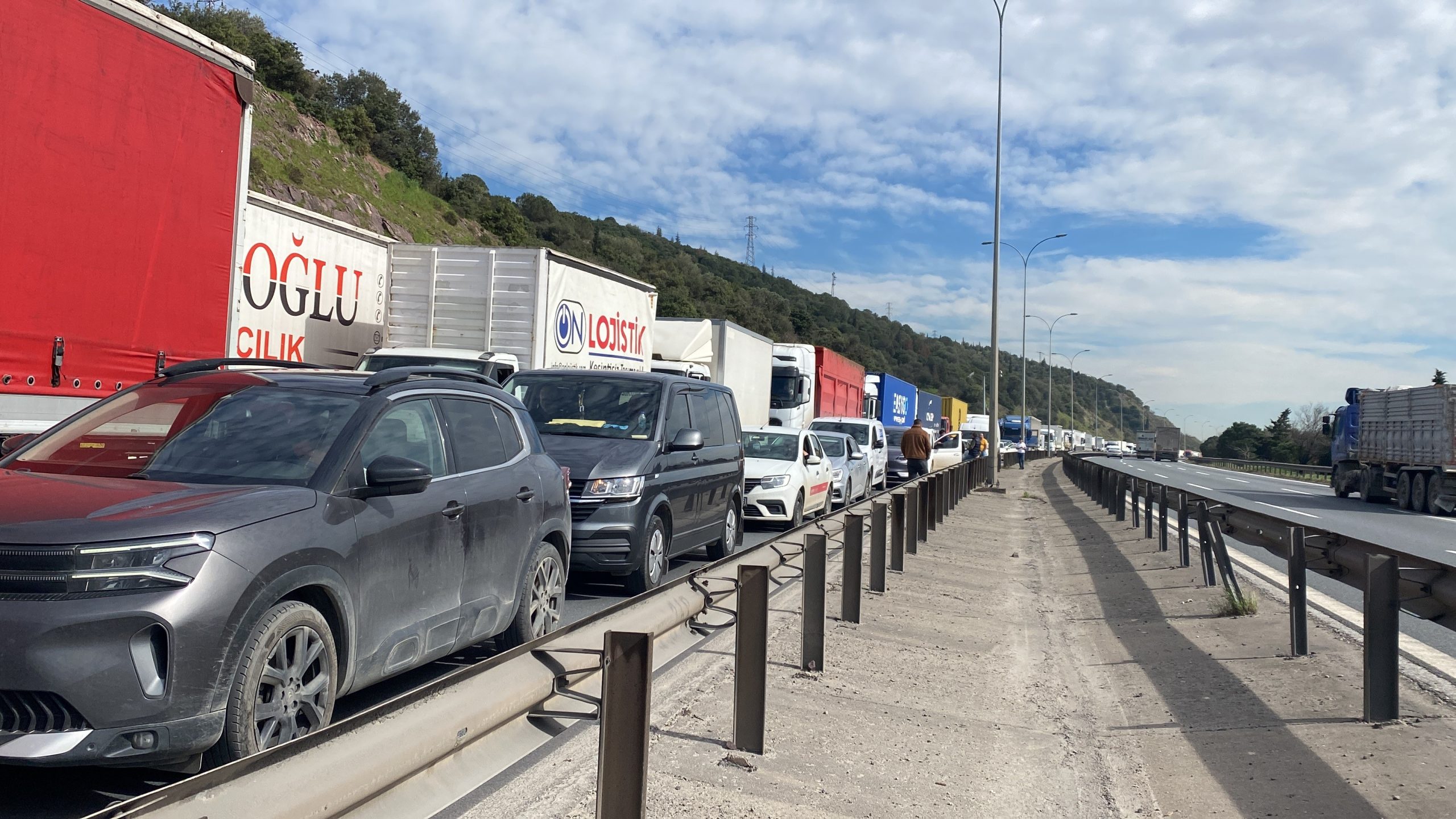 TEM’de Devrilen Tır Trafiği Felç Etti