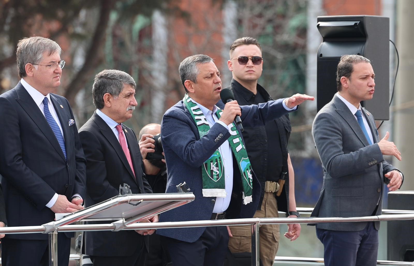 Özgür Özel Kocaeli’den Seslendi: “Kocaeli Vergiyi Kepçeyle Verip Hizmeti Kaşıkla Alıyor”