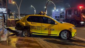 Gebze’de Otomobil ile Taksi Çarpıştı