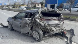 Gebze’de D-100’de Korkutan Kaza: Otomobil Kamyonun Altında Preslendi