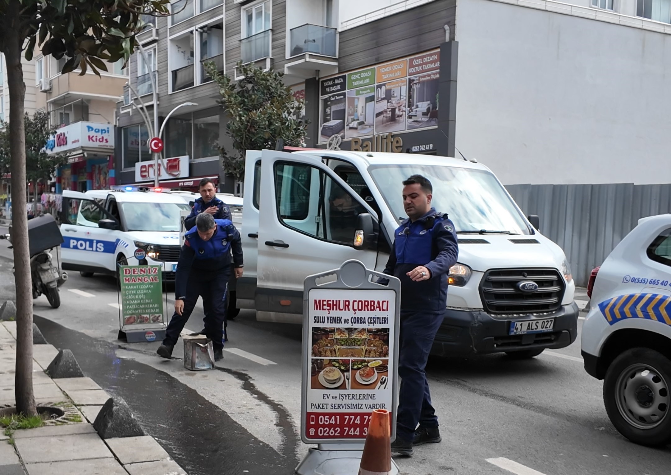 Çayırova’da Kaldırımlar Yayalara Açıldı