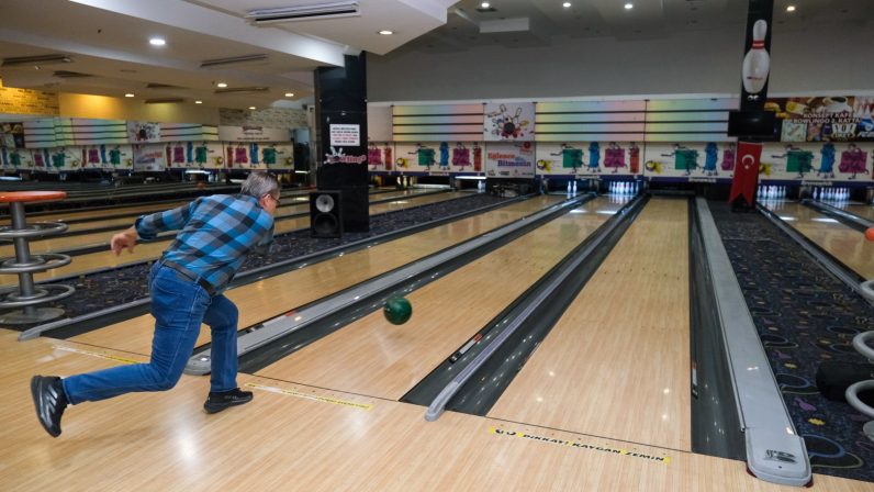 Kuşaklar Bowling Pistinde Buluştu: Geçmişin ve Geleceğin Gençleri Yarıştı
